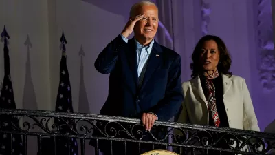 Predsednik Joe Biden je napovedal, da bo v Beli hiši samo še pol leta. Za svojo naslednico predlaga podpredsednico Kamalo Harris.

 

 