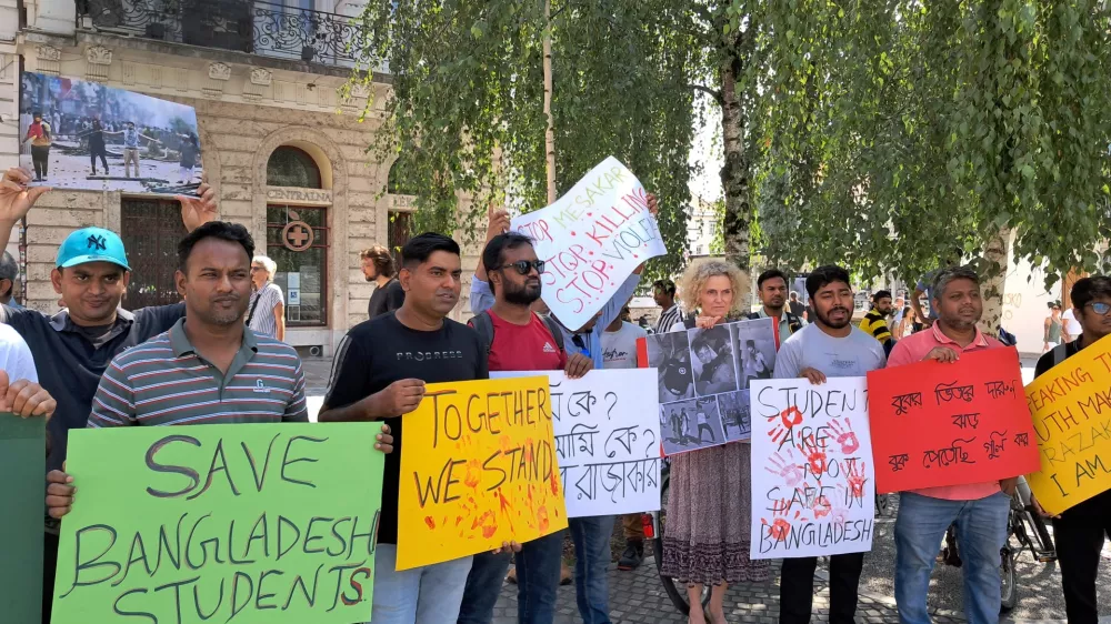 Bangladeška skupnost v Sloveniji, protest, Prešernov trgFoto: Miha Turk