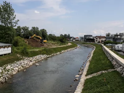 - 22.07.2024. - Mali graben, protipoplavna zaščita južnega dela Ljubljane pre izlivom Gradaščice na območju Dolgega mosta.//FOTO: Bojan Velikonja