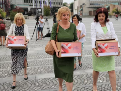 Ljubljana, pred DZ.Izjava za medije ob predaji podpisov podpore za spremembo kazenskega zakonika, ki bi vsem zdravstvenim delavcem zagotovil vecje kazenskopravno varstvo, ko bi bili zrtve napada ali grozenj, izjavo bodo podali predsednica Zdravniske zbornice Slovenije Bojana Beovic, vodja delovne skupine kampanje Ne dopuscajmo nasilja Nena Kopcavar Gucek, travmatolog in predavatelj o preprecevanju nasilja Ales Fischinger, predsednica Zbornice zdravstvene in babiske nege Slovenije Monika Azman in predsednica Lekarniske zbornice Slovenije Darja Potocnik Bencic.