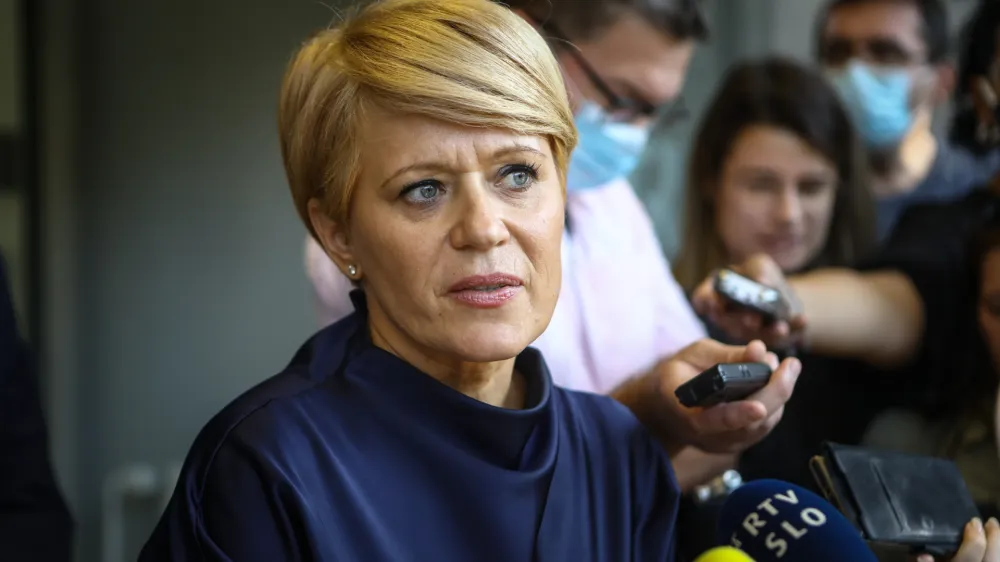 odstopila predsednica stranke DeSUS dr. Aleksandra Pivec (ministrica za kmetijstvo, gozdarstvo in prehrano)- 09.09.2020 - Demokratična stranka upokojencev DeSUS  Svet stranke DeSUS - seja na kateri so obravnavali predlog glasovanja o razreitvi predsednice stranke Aleksandre Pivec - Izvrni odbor stranke DeSUS je obravnaval mnenje statutarne komisije o pristojnostih sveta za razreitev predsednika stranke.. //FOTO: Luka Cjuha