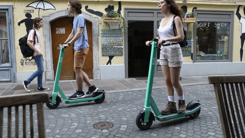 - 31.08.2022 – Električni skiroji podjetja Bolt v Ljubljani – omejitev hitrosti izposojenih e-skirojev v peš coni na pet kilometrov na uro.  //FOTO: Luka Cjuha