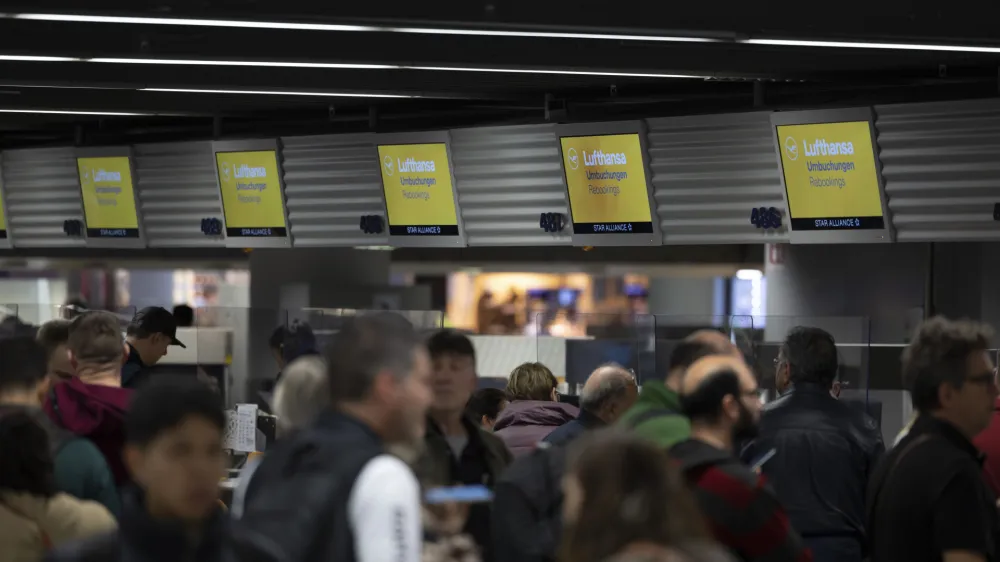 16 February 2023, Hesse, Frankfurt/Main: Passengers stand in front of a Lufthansa counter. After the Lufthansa flight chaos caused by a construction work breakdown in Frankfurt, the airline's air traffic returned to normal Thursday morning. Photo: Hannes P. Albert/dpa