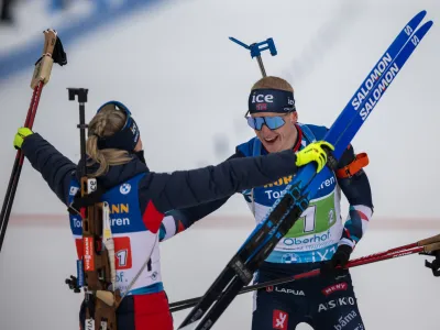 Norvežana Johannes Thingnes Boe in Marte Olsbu Roeiseland sta se veselila zlata v mešani štafeti.