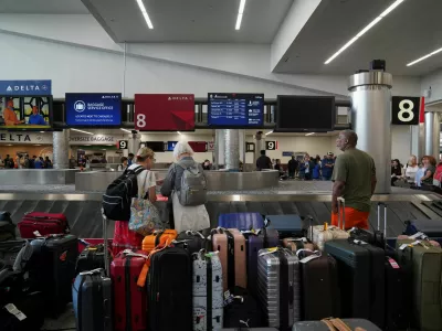 People wait to retrieve their luggage after long delays following cyber outages affecting airlines at Hartsfield-Jackson Atlanta International Airport in Atlanta, Georgia, U.S., July 22, 2024.  REUTERS/Megan Varner