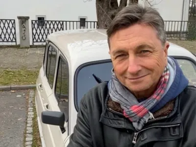 Borut Pahor prodaja svojega renaulta 4, legendarno katrco. F instagram