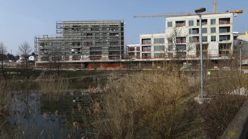 - 21.02.2023 - zemljišče pri gradbišču soseske Lagoon v Ljubljani – Črnuče, Pot v Hrastovec //FOTO: Luka Cjuha