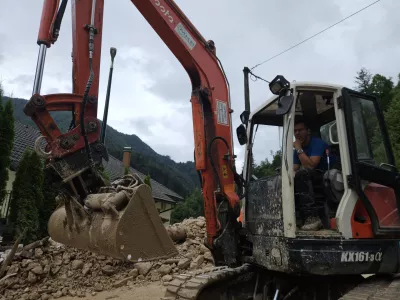 V opustošeni Kokri so še vedno na delu prostovoljci, krajani pa ostajajo brez vode in elektrike.

 

 