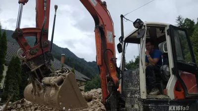 V opustošeni Kokri so še vedno na delu prostovoljci, krajani pa ostajajo brez vode in elektrike.

 

 