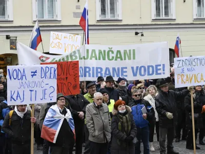 Začetek včerajšnje seje mestnega sveta je pospremil protest, na katerem je mestni svetnik Aleš Primc (Glas za otroke in družine) zahteval konec »Jankovićeve diktature«, ki da ogroža zdravje in pitno vodo Ljubljančanov.