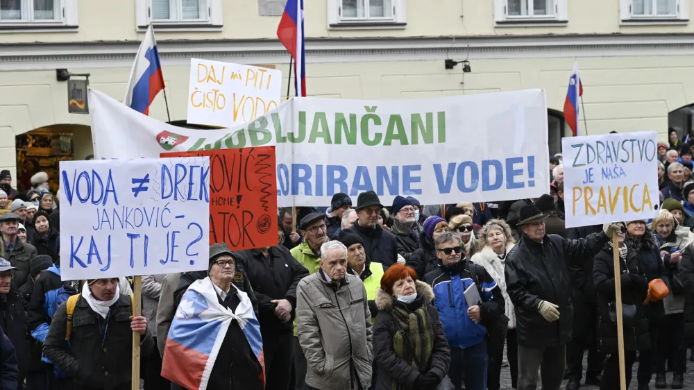 Začetek včerajšnje seje mestnega sveta je pospremil protest, na katerem je mestni svetnik Aleš Primc (Glas za otroke in družine) zahteval konec »Jankovićeve diktature«, ki da ogroža zdravje in pitno vodo Ljubljančanov.