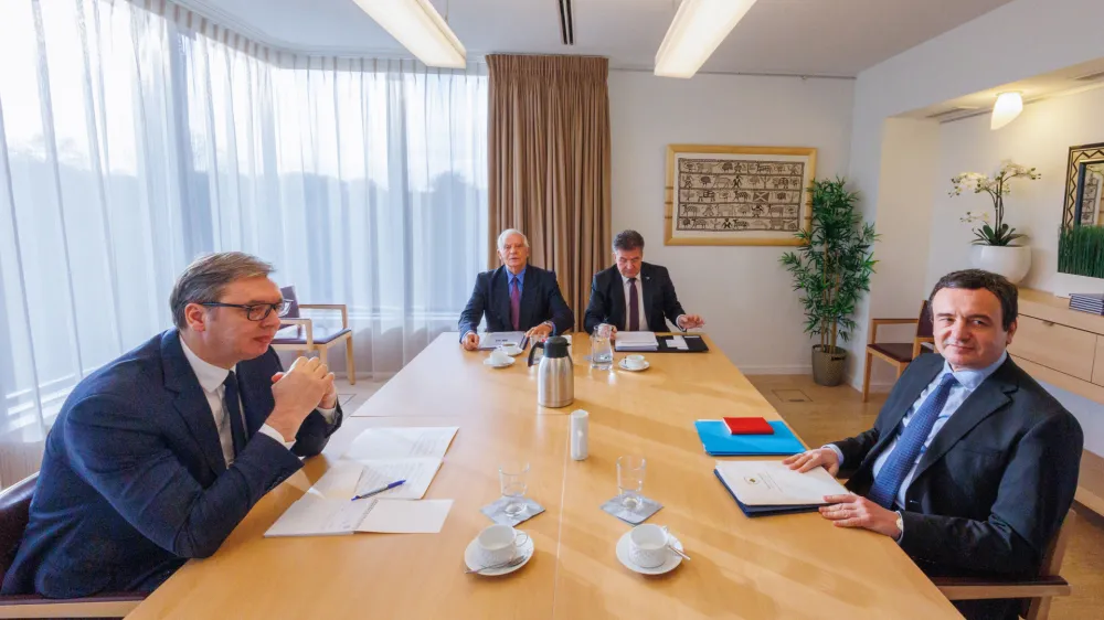 HANDOUT - 21 November 2022, Belgium, Brussels: EU Special representative for the Dialogue and other Western Balkan regional issues, Miroslav Lajcak (C-R) and EU High Representative for Foreign Affairs and Security Policy, Josep Borrell (C-L), chair the Belgrade-Pristina dialogue meeting with Serbian President Aleksandar Vucic (L) and Kosovar Prime Minister Albin Kurti at the EU headquarters in Brussels. Photo: Olivier Matthys/EU Council/dpa - ATTENTION: editorial use only and only if the credit mentioned above is referenced in full