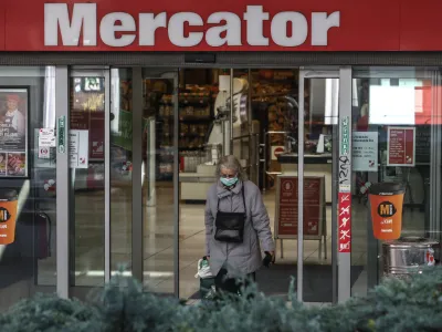 Če bo francoski trgovec Auchan vstopil na slovenski trg, se zna zgoditi, da bodo velik delež prodajnega asortimana na policah Mercatorja predstavljale trgovske blagovne znamke po zelo nizkih cenah, nabavni viri pa bodo temu prilagojeni.