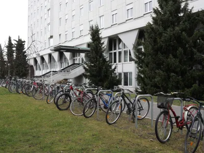 Fakulteta za gradbeništvo na Jamovi ulici v Ljubljani ima sicer veliko stojal za kolesa, vendar niso pokrita.