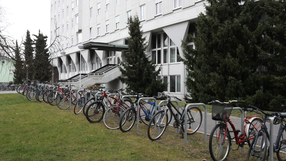 Fakulteta za gradbeništvo na Jamovi ulici v Ljubljani ima sicer veliko stojal za kolesa, vendar niso pokrita.