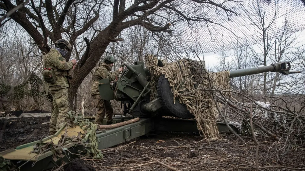 Ukrainian service members prepare to shoot from a howitzer at a front line, as Russia's attack on Ukraine continues, near the city of Bakhmut, Donetsk region, Ukraine March 2, 2023. REUTERS/Oleksandr Ratushniak