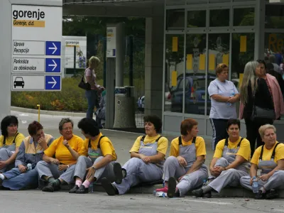 - stavka v podjetju GORENJE, gospodinjski aparati d.d., Velenje - protest več sto delavcev iz programov pralnih strojev in hladilnikov, zaradi nepravilnosti pri izplačilu avgustovskih plač ustavili proizvodnjo//FOTO: Bojan VelikonjaOPOMBA: ZA OBJAVO V ČASOPISU DNEVNIK 