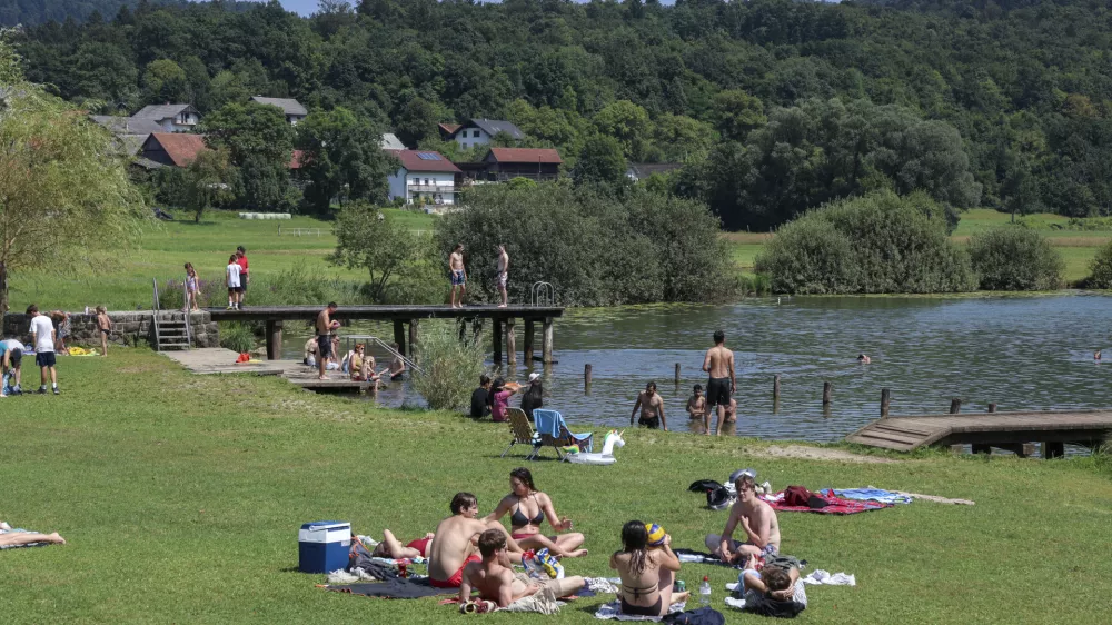 Majhno in skoraj popolnoma okroglo jezerce je ob koncih tedna polno obiskovalcev, ki so navdušeni nad bližino narave.