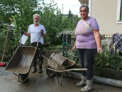 Poplave 2023, čiščenje po poplavah, uničeno pohištvo; Škofja Loka / Foto: Nataša Bucik Ozebek