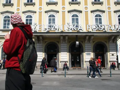 Železniška postaja Ljubljana -- slovensko-hrvaški odnosi - (kapa šahovnica)- študenti - dijaki <br><br><br><br><br>//FOTO: Jaka Gasar