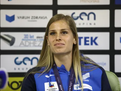  Anita Horvat je osvojila srebrno medaljo v teku na 800 metrov07.03.2023 – Atletska zveza Slovenije (AZS) - moška in ženska atletska reprezentanca po vrnitvi iz 37. dvoranskega evropskega prvenstva v atletiki v Istanbulu - atleti - atletika //FOTO: Luka Cjuha