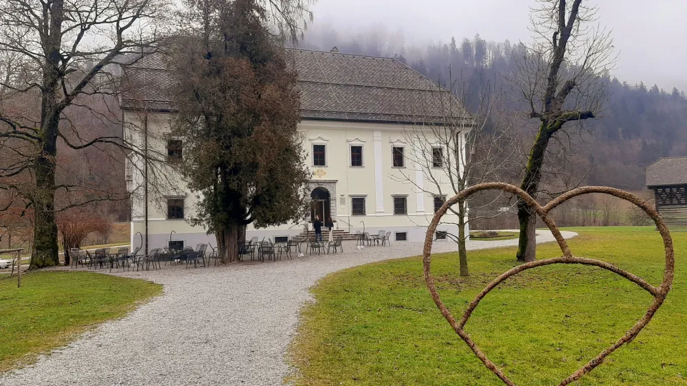 Dogajanje na Dvorcu Visoko je letos posvečeno 100. obletnici smrti znamenitega rojaka, pisatelja dr. Ivana Tavčarja, avtorja ikoničnih zgodb iz življenja Poljanske doline in vodilnega ustvarjalca slovenskega realizma. Foto: Tina Jereb