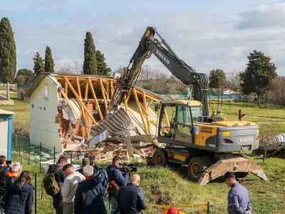 08.03.2023., Rovinj - <br>Zapoceli radovi na uklanjanju nezakonito izgradjenih gradjevina na podrucju Istre. Prije rusenja glavni drzavni inspektor dr.sc. Andrija Mikulic dao je izjavu predstavnicima medija. Photo: Srecko Niketic/PIXSELL