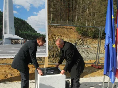 V Rogaški Slatini so slovesno zaznamovali začetek gradnje 106 metrov visokega razglednega stolpa Kristal, ki bo prve obiskovalce sprejel že poleti prihodnje leto.
Foto: arhiv občine