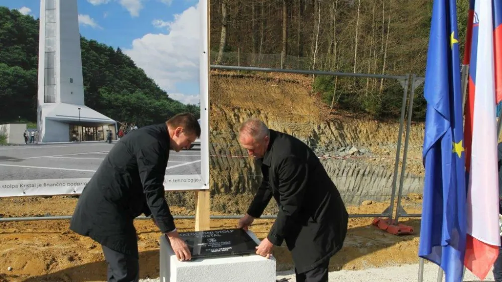 V Rogaški Slatini so slovesno zaznamovali začetek gradnje 106 metrov visokega razglednega stolpa Kristal, ki bo prve obiskovalce sprejel že poleti prihodnje leto.
Foto: arhiv občine