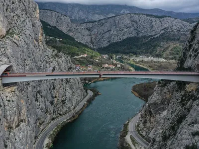 09.03.2023., Omis - Fotografija iz zraka sa svecanosti spajanja mosta iznad rijeke Cetine na obilaznici Omisa. Most Cetina duljine je 224,45 metra i izvodi se u sklopu projekta izgradnje dijela obilaznice Omisa. Vrijednost radova iznosi 174,46 milijuna kuna (bez PDV-a)/ 23,16 milijuna eura, a rijec je o projektu cija ce realizacija doprinijeti prometnom rasterecenju gradske jezgre Omisa i smanjenju guzvi. Photo: Matko Begovic/PIXSELL