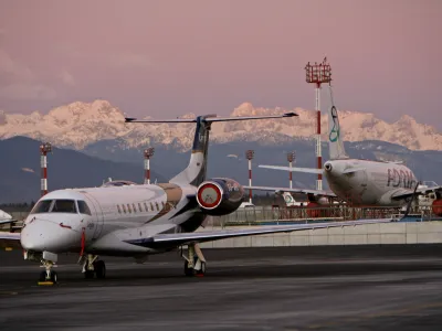 desno letalo flote Adria Airways<br><br><br>Aerodrom Ljubljana - Letališče Jožeta Pučnika Brnik - ilustrativna fotografija - letalo//FOTO: Tomaž Skale