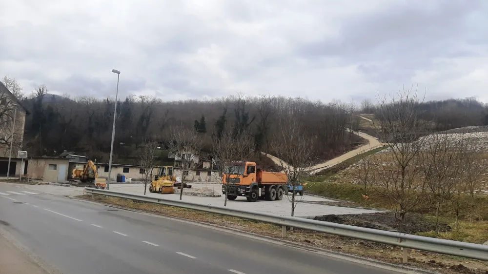 Parkirišče na Ribniku bo namenjeno parkiranju avtodomov. Foto: Roman Turnšek