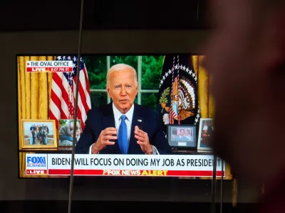 24 July 2024, US, New York: Passersby watching on a TV screen in Times Square US President Joe Biden addressing the nation about his decision to withdraw from the presidential race. Photo: Edna Leshowitz/ZUMA Press Wire/dpa