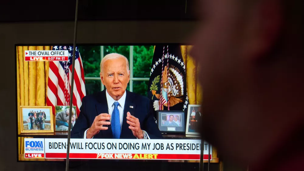 24 July 2024, US, New York: Passersby watching on a TV screen in Times Square US President Joe Biden addressing the nation about his decision to withdraw from the presidential race. Photo: Edna Leshowitz/ZUMA Press Wire/dpa