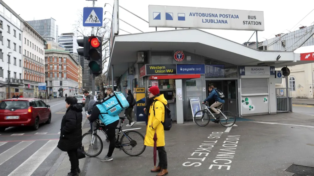  dostavljalec hrane WOLT <br><br>- 09.03.2023 – stavba - Avtobusna postaja Ljubljana d.d., Trg OF 4, <br><br>//FOTO: Tomaž Skale<br>