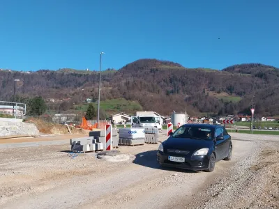 Ob vsakem deževju na cesti Horjul–Vrhnika kljub nasipanju nastajajo jame, tako da je cesta težko prevozna. Foto: Vesna Levičnik