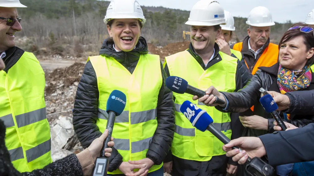 Ministrica za infrastrukturo Alenka Bratušek in vnovični član uprave družbe 2TDK Marko Brezigar (na njeni desni)