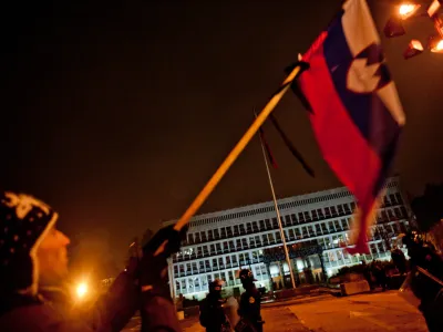 - ilustrativna fotografijaDržavni zbor, parlament, slovenska zastava, protest, policija, policijski nadzor, varovanje- Ljubljana 2012 - protest proti politicni in županski eliti v Sloveniji 2012 - GOTOVI SO! - shod na Kongresnem trgu, stavba//FOTO: Tomaž Zajelšnik