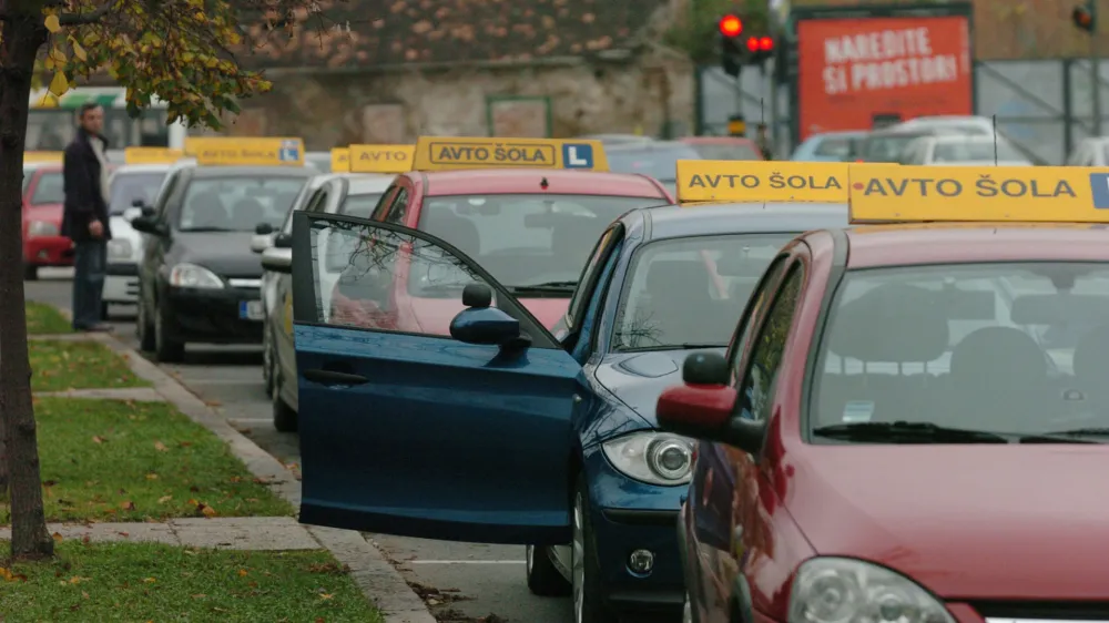 Avto šola - avtošola - vozila avtošol pri izpitnem centru na Roški cesti, //FOTO: Luka Cjuha<br><br>OPOMBA: ZA OBJAVO V ČASOPISU DNEVNIK