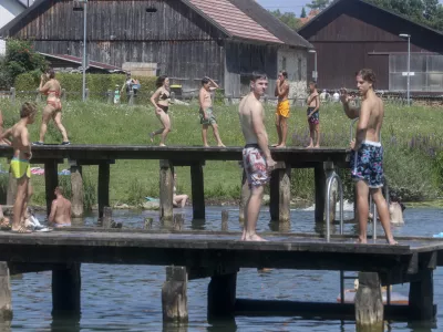 - 21.07.2024 - reportaža Podpeško jezero - poletje, vročina, kopanje, hlajenje, kopalci, obiskovalci, ljudje //FOTO: Jaka Gasar