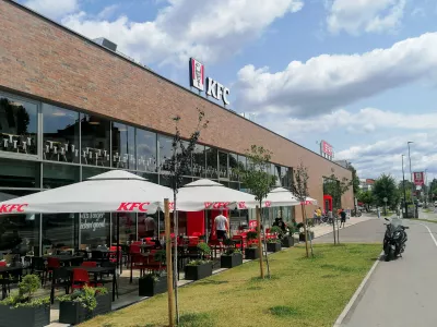 Prva poslovalnica KFC v Ljubljani deluje v prostoru, za katerega investitor gradnje še ni pridobil uporabnega dovoljenja. Na ljubljanski upravni enoti so pojasnili, da so vlogo za izdajo dovoljenja dobili v zadnjem tednu junija.

 

 