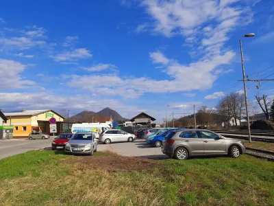 Eno od problematičnih parkirišč v medvoški občini je ob železniški postaji, ki čaka na prenovo.