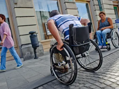 invalidi - paraplegiki na sprehodu opozorili na težave v urbanem okolju      //FOTO: Tomaž Zajelšnik