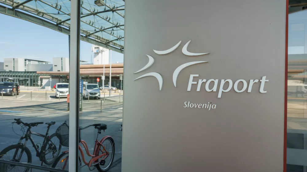 Zgornji Brnik, Fraport Slovenija.Logotip upravljavca ljubljanskega letalisca Fraport Slovenija.