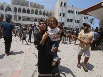 27 July 2024, Palestinian Territories, Deir el-Balah: Palestinians flee from a school where they were taken refuge, after it was hit by an Israeli strike, in Deir el-Balah in the central Gaza Strip. Photo: Omar Ashtawy/APA Images via ZUMA Press Wire/dpa