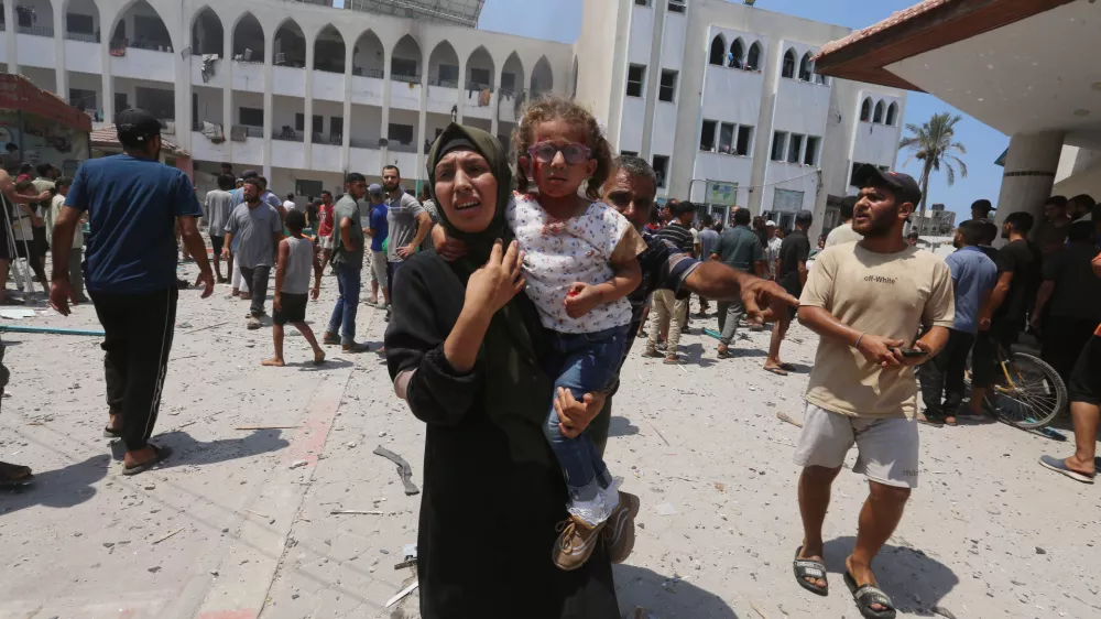 27 July 2024, Palestinian Territories, Deir el-Balah: Palestinians flee from a school where they were taken refuge, after it was hit by an Israeli strike, in Deir el-Balah in the central Gaza Strip. Photo: Omar Ashtawy/APA Images via ZUMA Press Wire/dpa