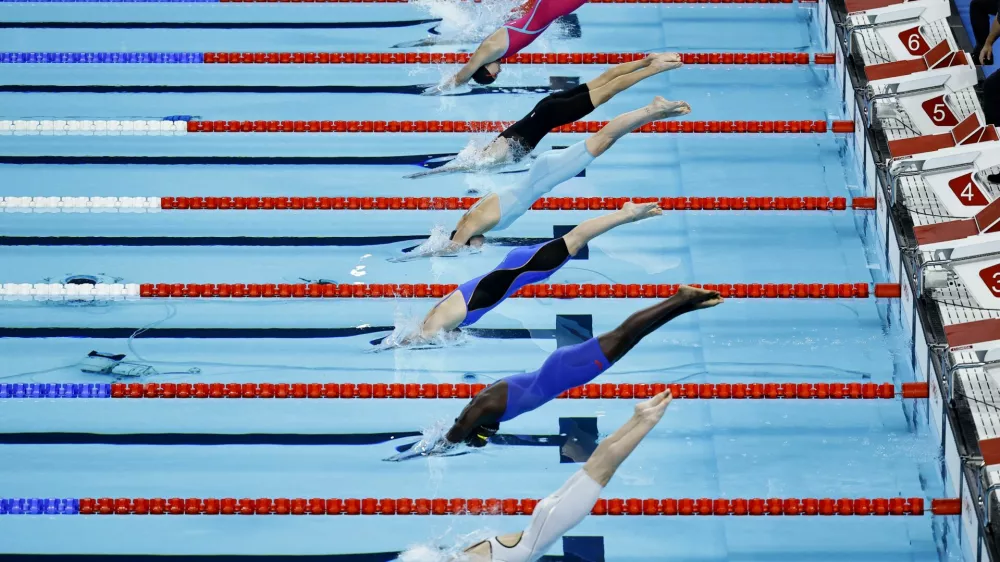 Paris 2024 Olympics - Swimming - Women's 100m Butterfly - Heats - Paris La Defense Arena, Nanterre, France - July 27, 2024. Swimmers in action. REUTERS/Ueslei Marcelino