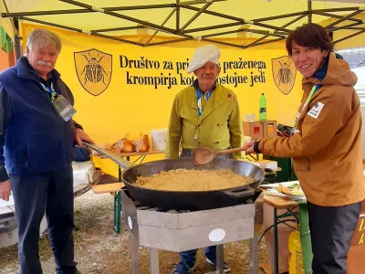 Noriaki Kasai v družbi Staneta Menarda (levo) in šefa pražilcev krompirja Tineta Zvera (na sredini). Foto: Tina Jereb