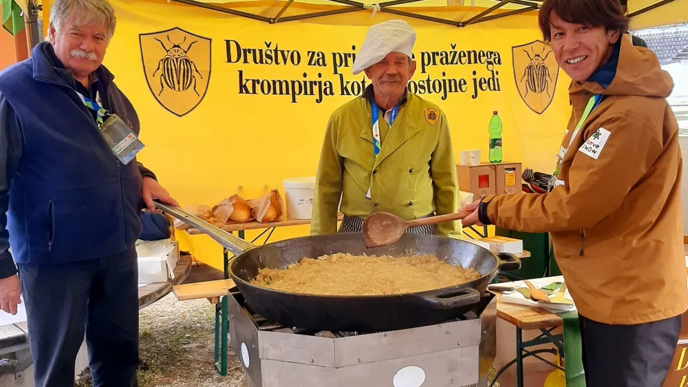 Noriaki Kasai v družbi Staneta Menarda (levo) in šefa pražilcev krompirja Tineta Zvera (na sredini). Foto: Tina Jereb