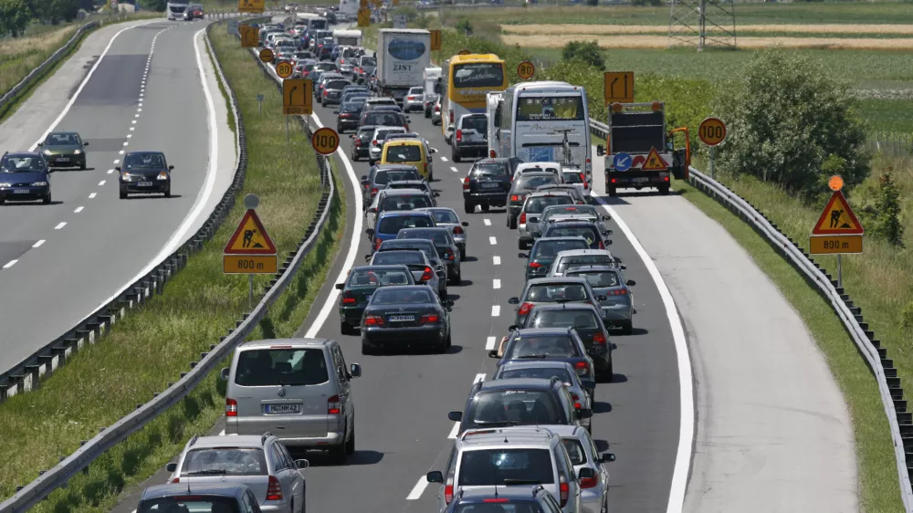 - gneča na cesti, kolone avtomobilov na AC Ljubljana - Karavanke, pred viaduktom Tržiška Bistrica/// FOTO: Matej PovšeOPOMBA: SAMO ZA OBJAVO V ČASOPISU DNEVNIK